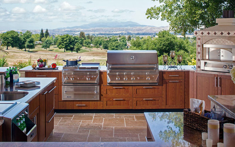 Should You Choose a BBQ Island or Outdoor Kitchen?